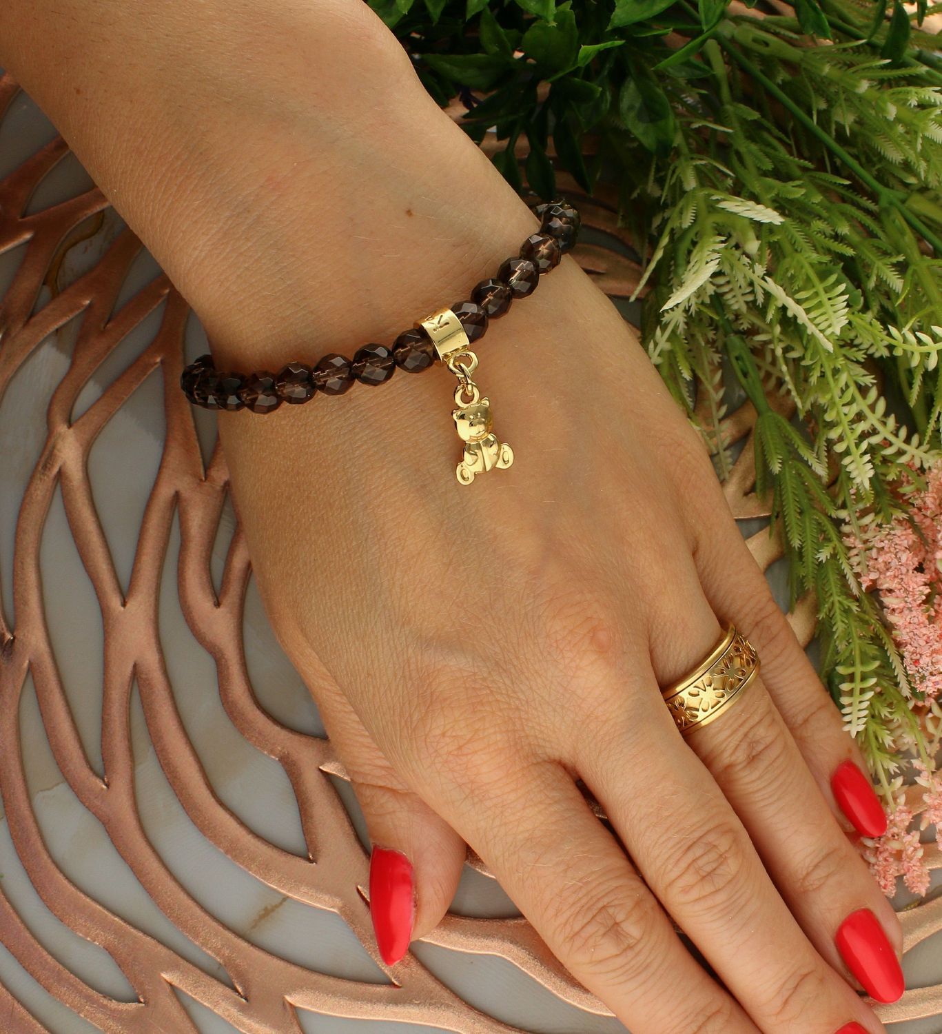 Bransoletka damska na gumce brązowe koraliki z pozłacanym misiem DIA-BRA-5741-INNE. Bransoletka damska koraliki. Bransoletka damska brązowa. Bransoletka damska z misiem. Bransoletka damska na gumce. Bransoletka damska idealn.jpg