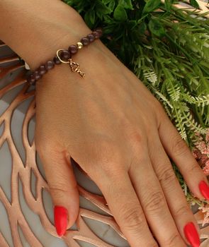 Bransoletka damska na gumce Jadeit z kluczykiem DIA-BRA-5742-INNE. Bransoletka na gumce to biżuteria cechująca się oryginalnością i wygodą, która zachwyci każdą kobietę. Oryginalny  pomysł na prezent (2).jpg