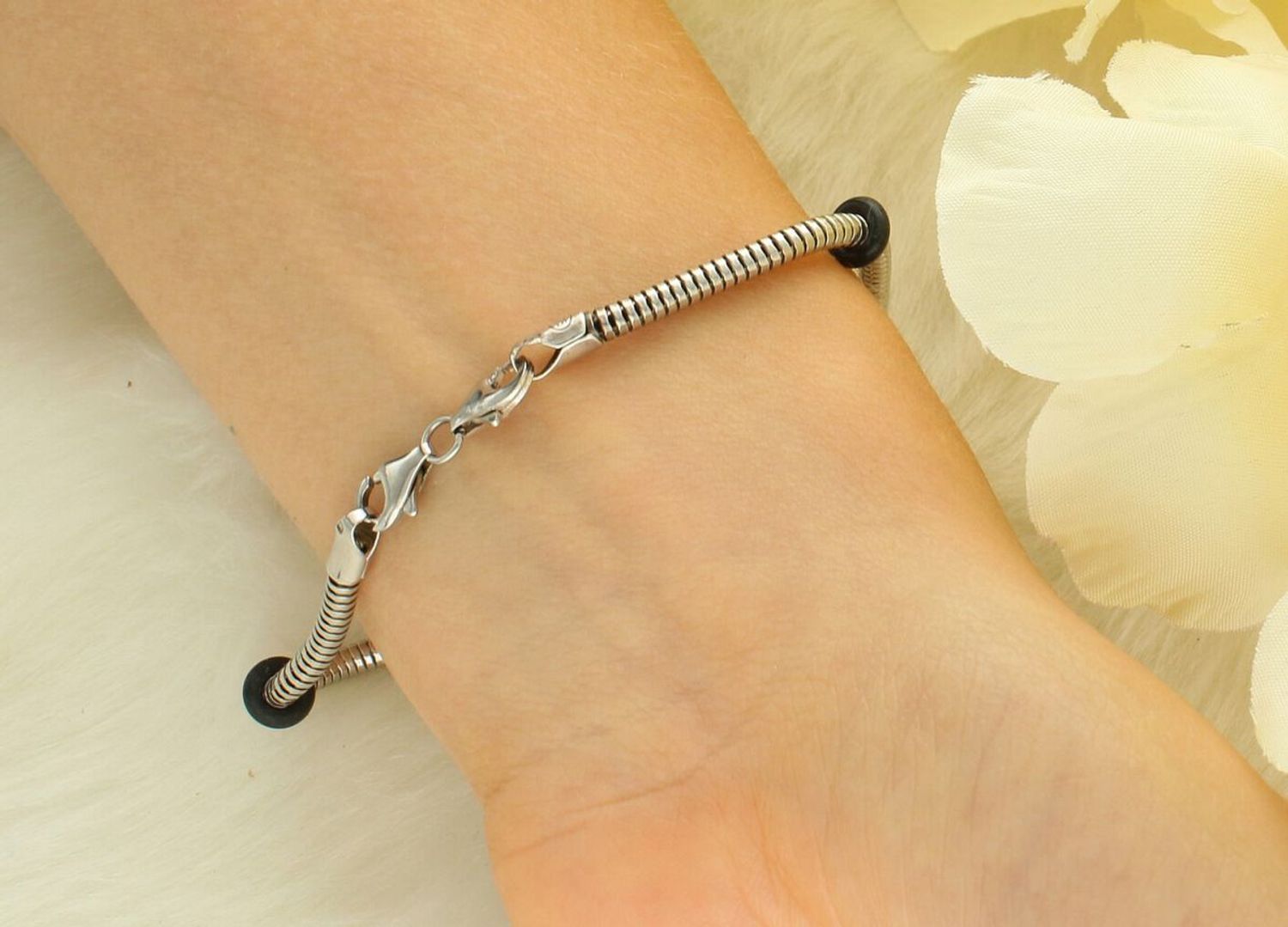 Bransoletka damska ze srebra próby 925, model DIA-BRA-5773-925, długość 20 cm, szerokość 3 mm, waga 6,59 g. Zapięcie na karabińczyk, idealna do charmsów – elegancka i uniwersalna biżuteria.1.jpg