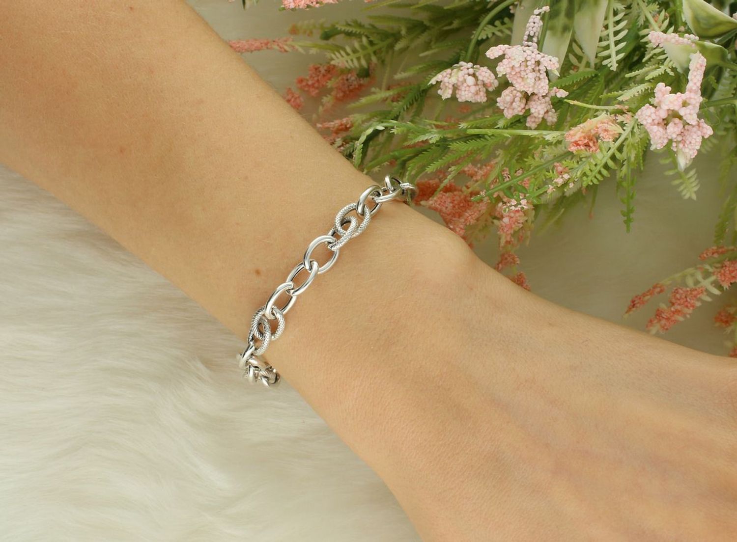 Srebrna bransoletka damska 925 z owalnych ogniw DIA-BRA-5777-925. Wyrazista, solidna i pełna charakteru – ta srebrna bransoletka to coś więcej niż subtelny dodatek. Wykonana z wysokiej jakości 1.jpg