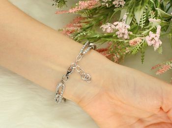Srebrna bransoletka damska z falowanych ogniw zdobionych cyrkoniami DIA-BRA-5778-925 Zjawiskowa i pełna blasku – ta srebrna bransoletka to kwintesencja kobiecej elegancji z nutą glamour.3.jpg