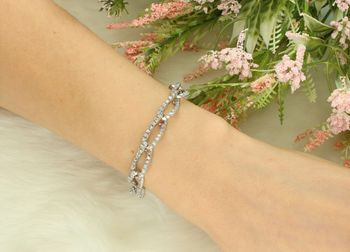 Srebrna bransoletka damska z falowanych ogniw zdobionych cyrkoniami DIA-BRA-5778-925 Zjawiskowa i pełna blasku – ta srebrna bransoletka to kwintesencja kobiecej elegancji z nutą glamour2.jpg