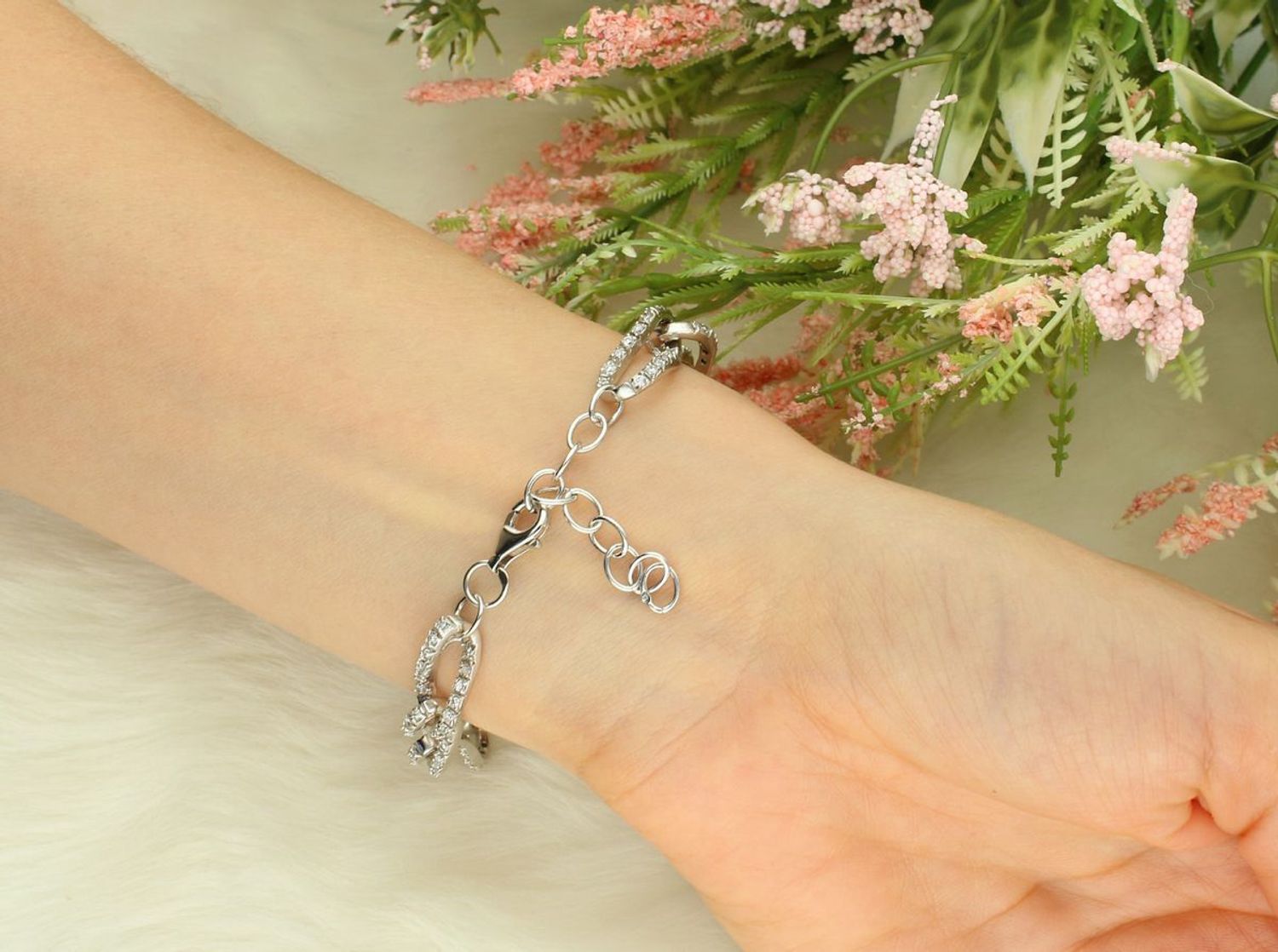 Srebrna bransoletka damska z falowanych ogniw zdobionych cyrkoniami DIA-BRA-5778-925 Zjawiskowa i pełna blasku – ta srebrna bransoletka to kwintesencja kobiecej elegancji z nutą glamour1 Jej pro.jpg