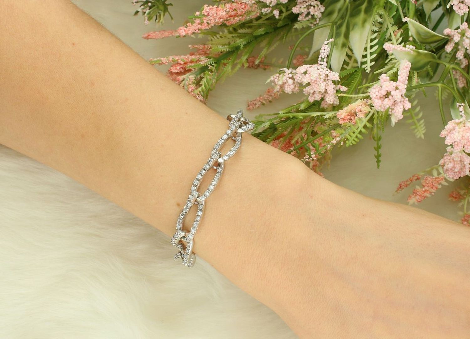 Srebrna bransoletka damska z falowanych ogniw zdobionych cyrkoniami DIA-BRA-5778-925 Zjawiskowa i pełna blasku – ta srebrna bransoletka to kwintesencja kobiecej elegancji z nutą glamour1 Jej pro.jpg