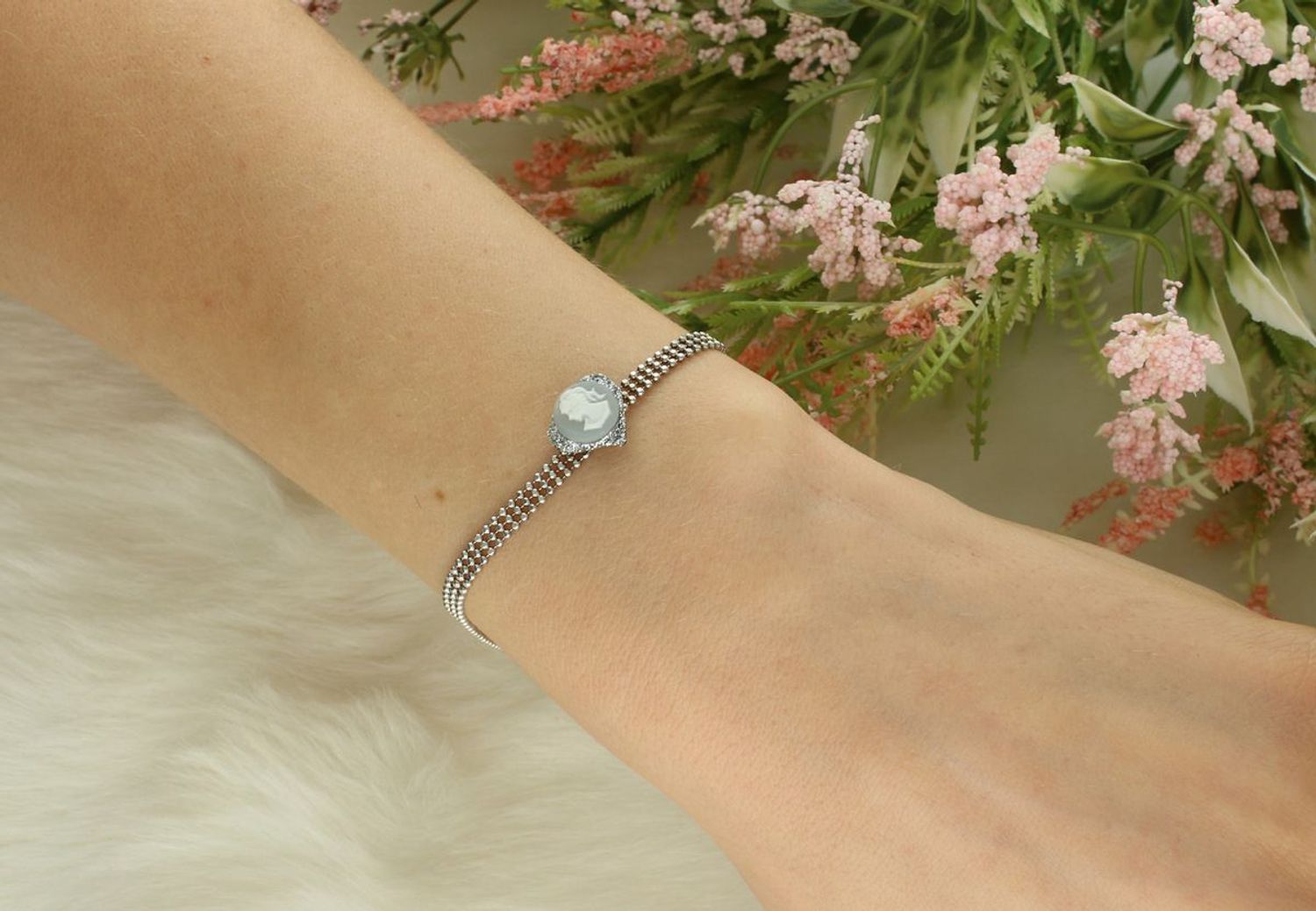 Srebrna bransoletka damska z trójrzędowym splotem – Pani Walewska DIA-BRA-5784-925 Subtelna, a zarazem przyciągająca spojrzenia – ta srebrna bransoletka to ukłon w stronę klasycznej elegancji 1.jpg