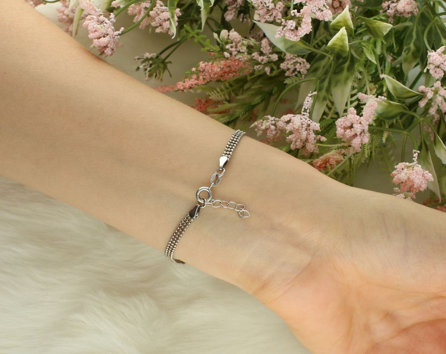 Srebrna bransoletka damska z trójrzędowym splotem – Pani Walewska DIA-BRA-5784-925 Subtelna, a zarazem przyciągająca spojrzenia – ta srebrna bransoletka to ukłon w stronę klasycznej elegancji 1.jpg