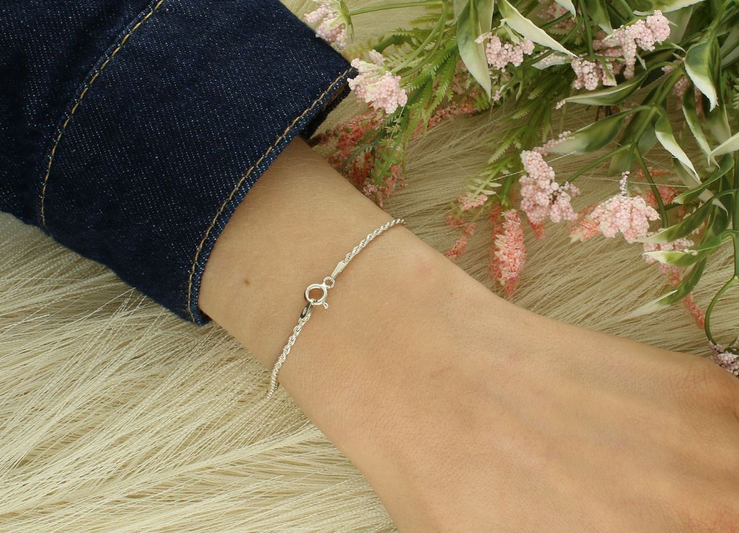 Delikatna bransoletka damska srebrna 925 w formie kordel. Waga 1,80 g, długość 18 cm, szerokość 1 mm. Idealna na codzienny elegancki dodatek.1.jpg