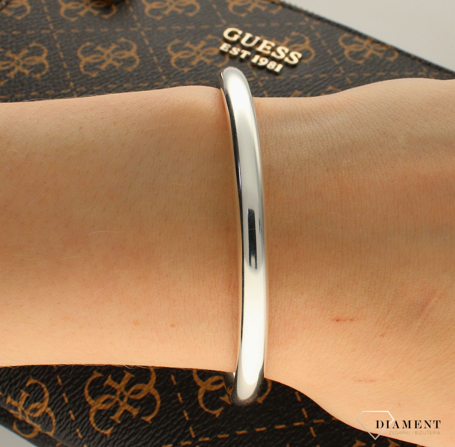 Srebrna Bransoletka damska sztywna 11mm DIA-BRA-5849-925.  Oryginalna srebrna bransoletka wykonana z najwyższej jakości srebra.  Stworzona z myślą o każdej kobiecie, doskonale prezentuje się w każdych war.jpg