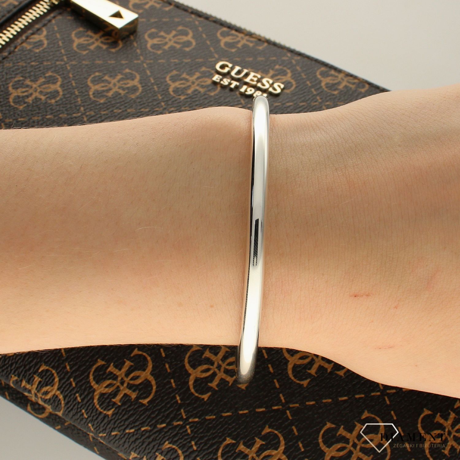 Srebrna bransoletka sztywna o gładkiej powierzchni DIA-BRA-5850-925. Bransoletka srebrna sztywna. Bransoletka sztywna klasyczna. Bransoletka damska sztywna. Bransoletka srebrna na każdą okazję. Bransoletka  (1).jpg