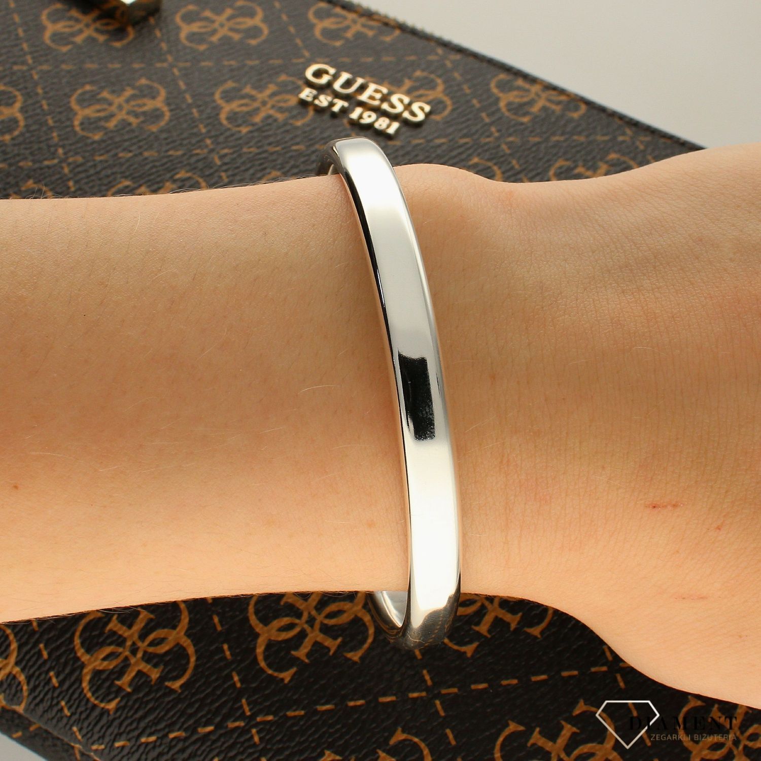 Srebrna Bransoletka sztywna 8mm DIA-BRA-5851-925.  Oryginalna srebrna bransoletka wykonana z najwyższej jakości srebra.  Stworzona z myślą o każdej kobiecie, doskonale prezentuje się w każdych warunkach. Id (1).jpg