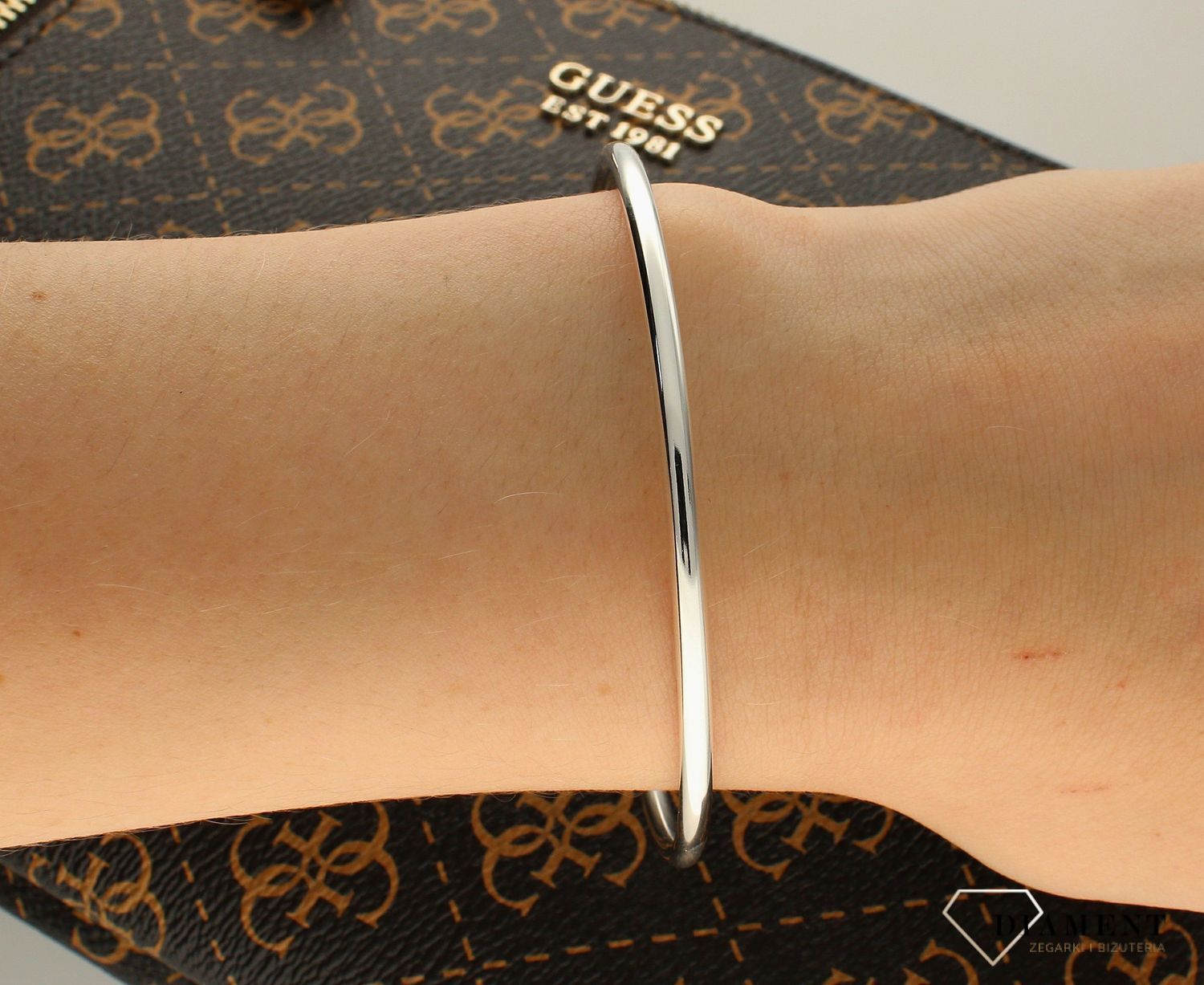 Srebrna Bransoletka sztywna 3mm DIA-BRA-5852-925. Oryginalna srebrna bransoletka wykonana z najwyższej jakości srebra.  Stworzona z myślą o każdej kobiecie, doskonale prezentuje się w każdych warunkach. I.jpg