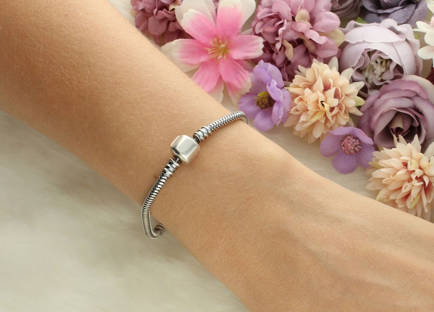 Oksydowana bransoletka damska typu Pandora ze srebra próby 925. Gładkie zapięcie na zatrzask, długość 18 cm. Idealna baza do charmsów – klasyka w najlepszym wydaniu.1.jpg