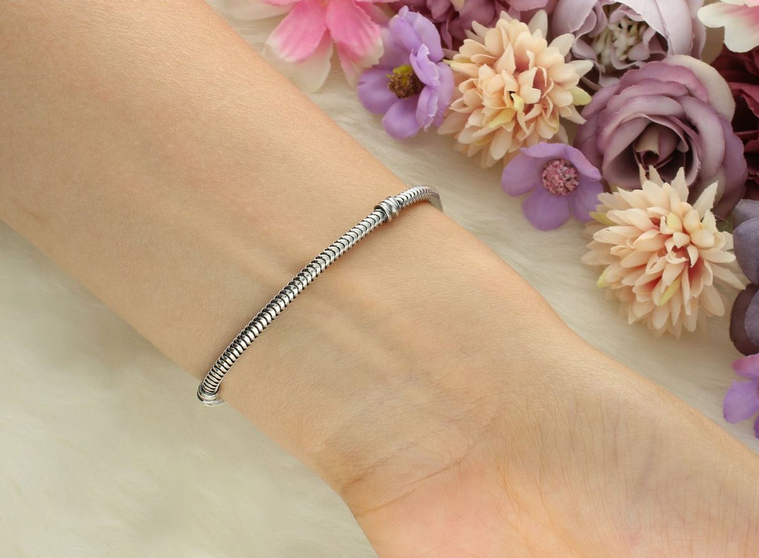 Oksydowana bransoletka damska typu Pandora ze srebra próby 925. Gładkie zapięcie na zatrzask, długość 18 cm. Idealna baza do charmsów – klasyka w najlepszym wydaniu.1.jpg