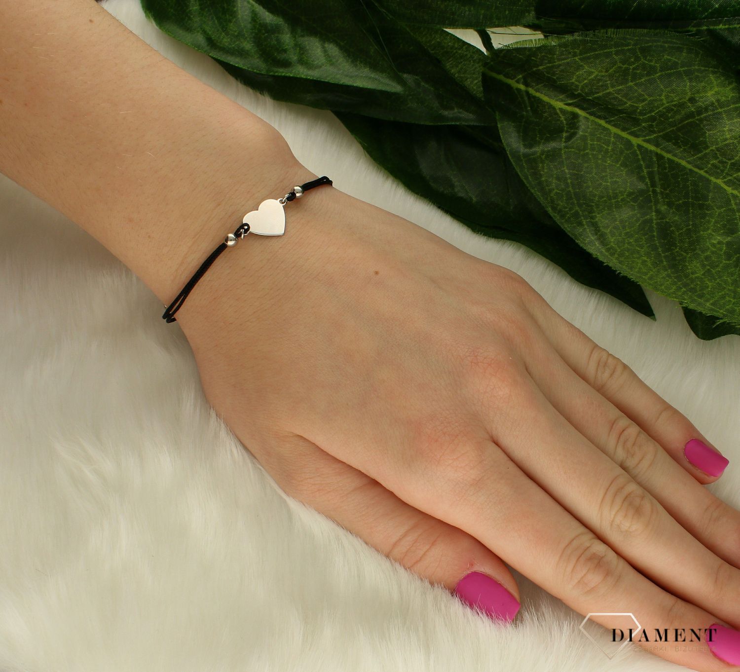 Bransoletka damska srebrna na sznureczku serduszko DIA-BRA-60306BLACK-925. Biżuteria ta będzie wspaniałym upominkiem dla każdej osoby. Bransoletka na sznureczku doskonale dopełni codzienną stylizację. Biżuteria wykonana z na.jpg