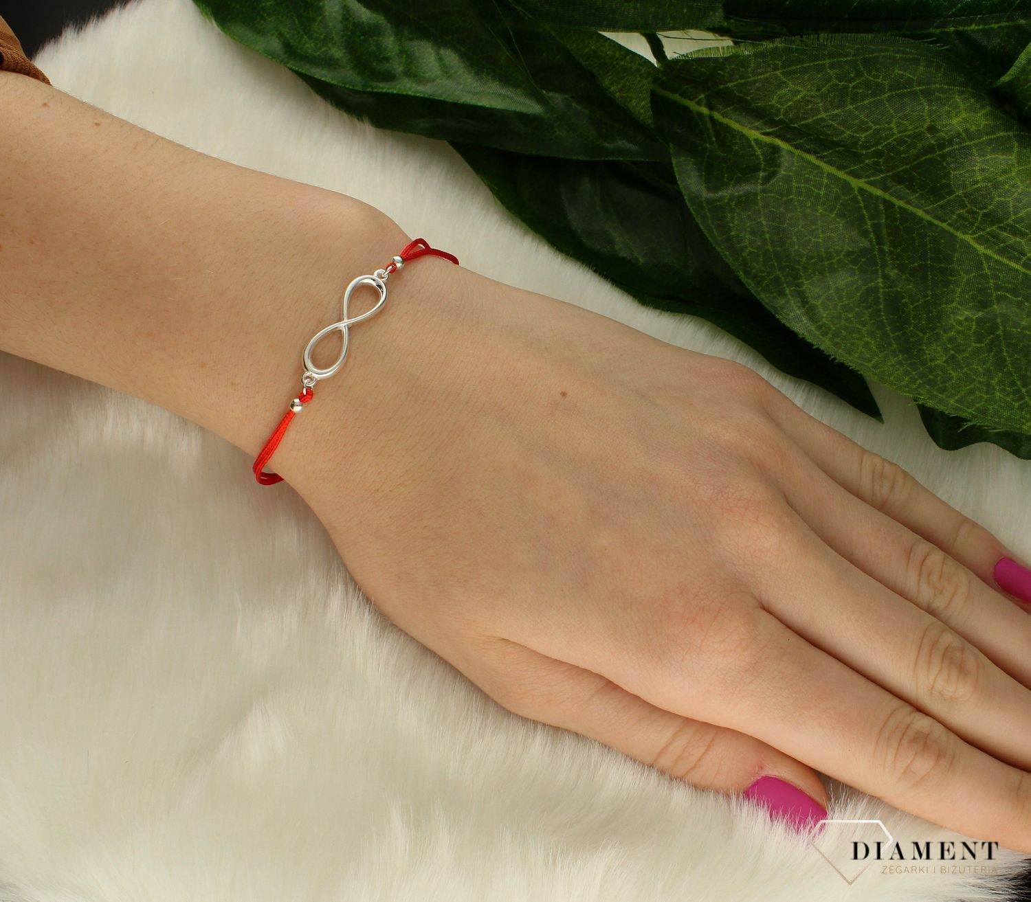 Bransoletka srebrna nieskończoność na czerwonym sznureczku DIA-BRA-60376RED-925. Biżuteria z motywem nieskończoności będzie doskonałym prezentem dla ukochanej osoby. Bransoletka na sznureczku wspaniale dopełni codzienną styl.jpg