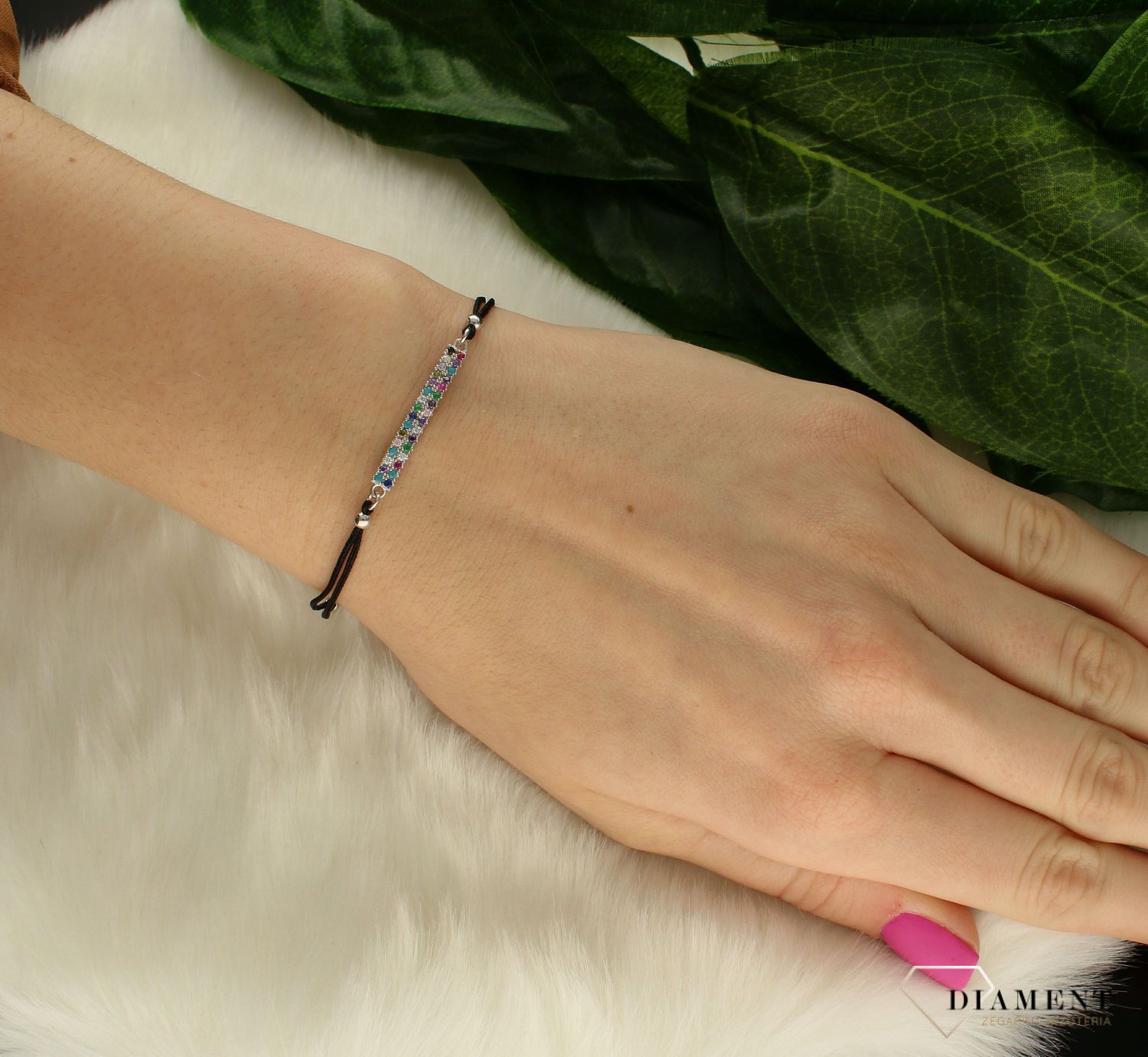 Bransoletka damska srebrna na sznureczku kolorowe cyrkonie DIA-BRA-60379BLACK-925. Bransoletka na sznureczku doskonale dopełni codzienną stylizację. Bransoletka z czarnego sznureczka z ozdobnym podłużnym elementem z kolorowymi (1).jpg