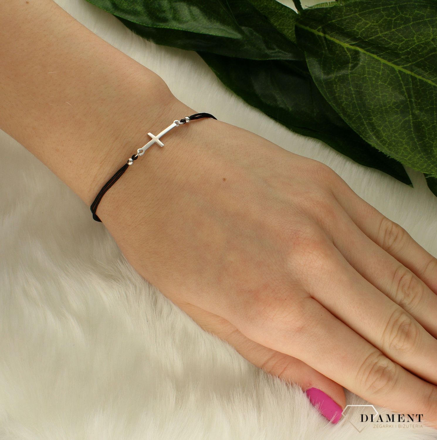 Bransoletka damska srebrna na sznureczku krzyżyk DIA-BRA-60401BLACK-925. Biżuteria ta będzie wspaniałym upominkiem dla każdej osoby. Bransoletka na sznureczku doskonale dopełni codzienną stylizację. Biżuteria wykonana z najw.jpg