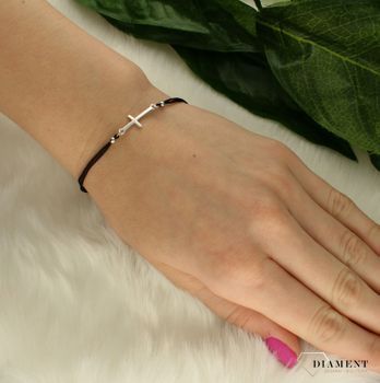 Bransoletka damska srebrna na sznureczku krzyżyk DIA-BRA-60401BLACK-925. Biżuteria ta będzie wspaniałym upominkiem dla każdej osoby. Bransoletka na sznureczku doskonale dopełni codzienną stylizację. Biżuteria wykonana z najwyż (1).jpg