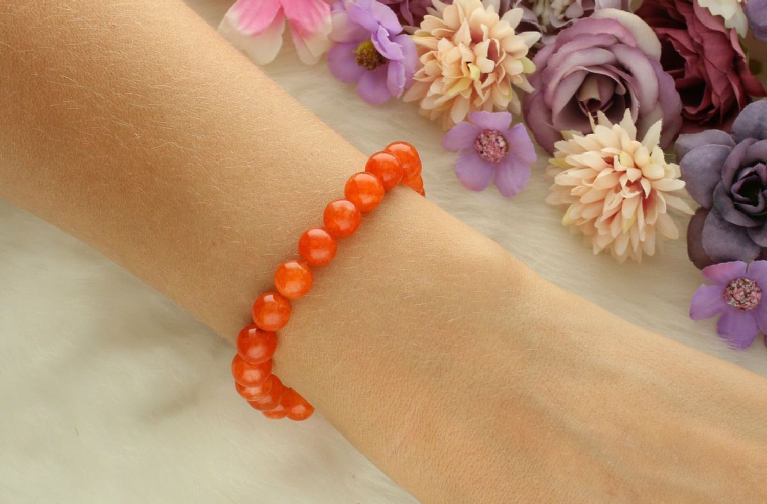 Bransoletka damska z naturalnego jadeitu 8 mm na elastycznej gumce. Obwód 17 cm. Elegancka, wygodna i pełna symboliki – idealna na prezent lub do codziennych stylizacji.1.jpg