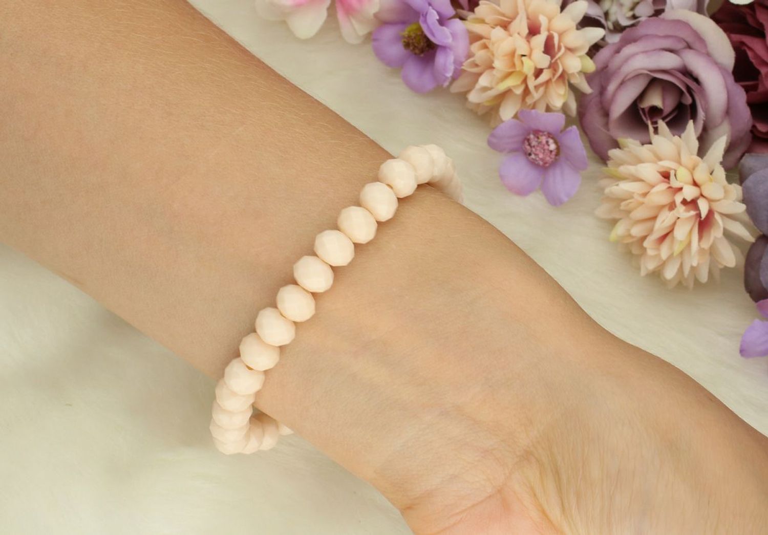 Bransoletka damska elastyczna DIA-BRA-6131-MET z beżowymi kamieniami i ażurową zawieszką 3,5x2,5 cm. Wygodna, kobieca, idealna na prezent i do codziennych stylizacji.1.jpg