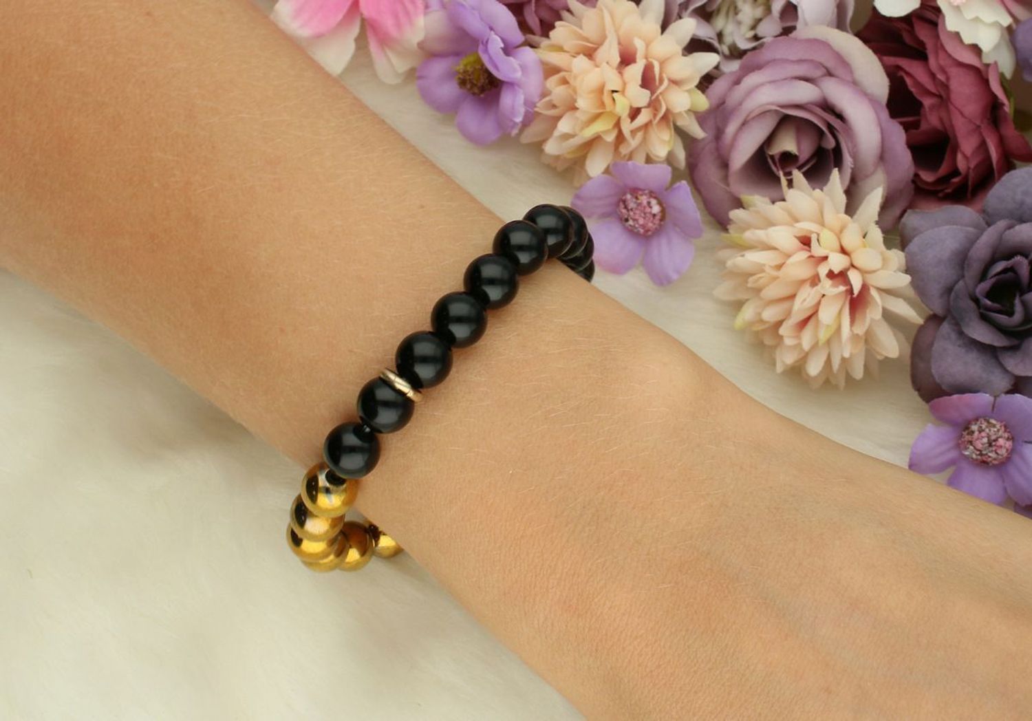 Modna bransoletka damska z tworzywa sztucznego, ozdobiona czarnymi i pozłacanymi kamieniami syntetycznymi 8 mm. Elastyczna, wygodna, idealna na prezent i co dzień.1.jpg