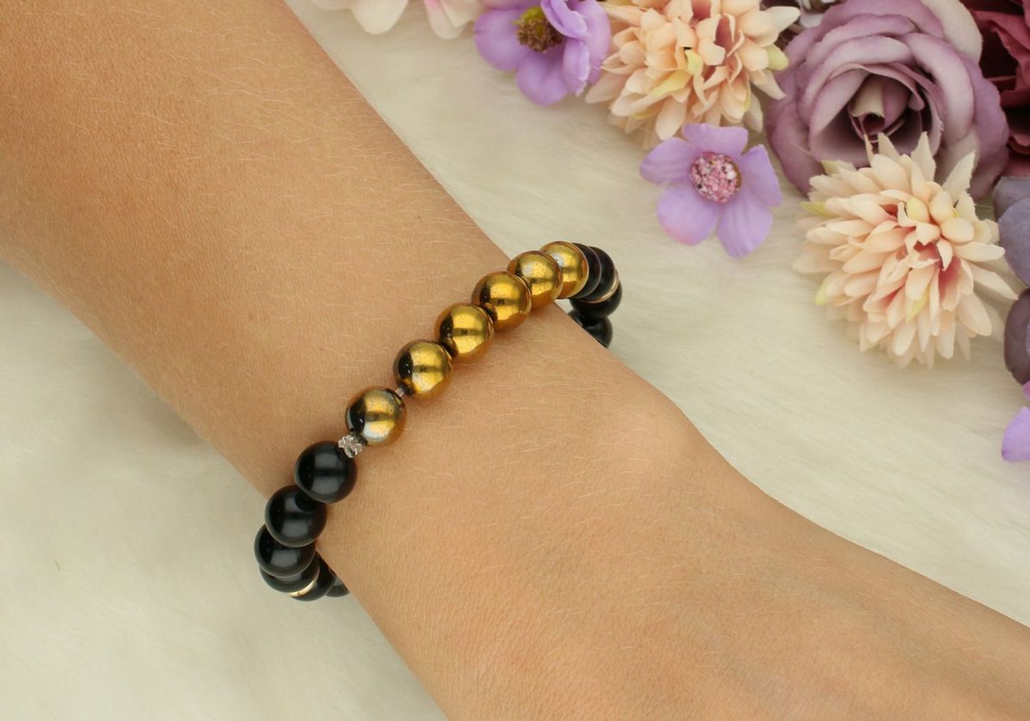 Modna bransoletka damska z tworzywa sztucznego, ozdobiona czarnymi i pozłacanymi kamieniami syntetycznymi 8 mm. Elastyczna, wygodna, idealna na prezent i co dzień.1.jpg