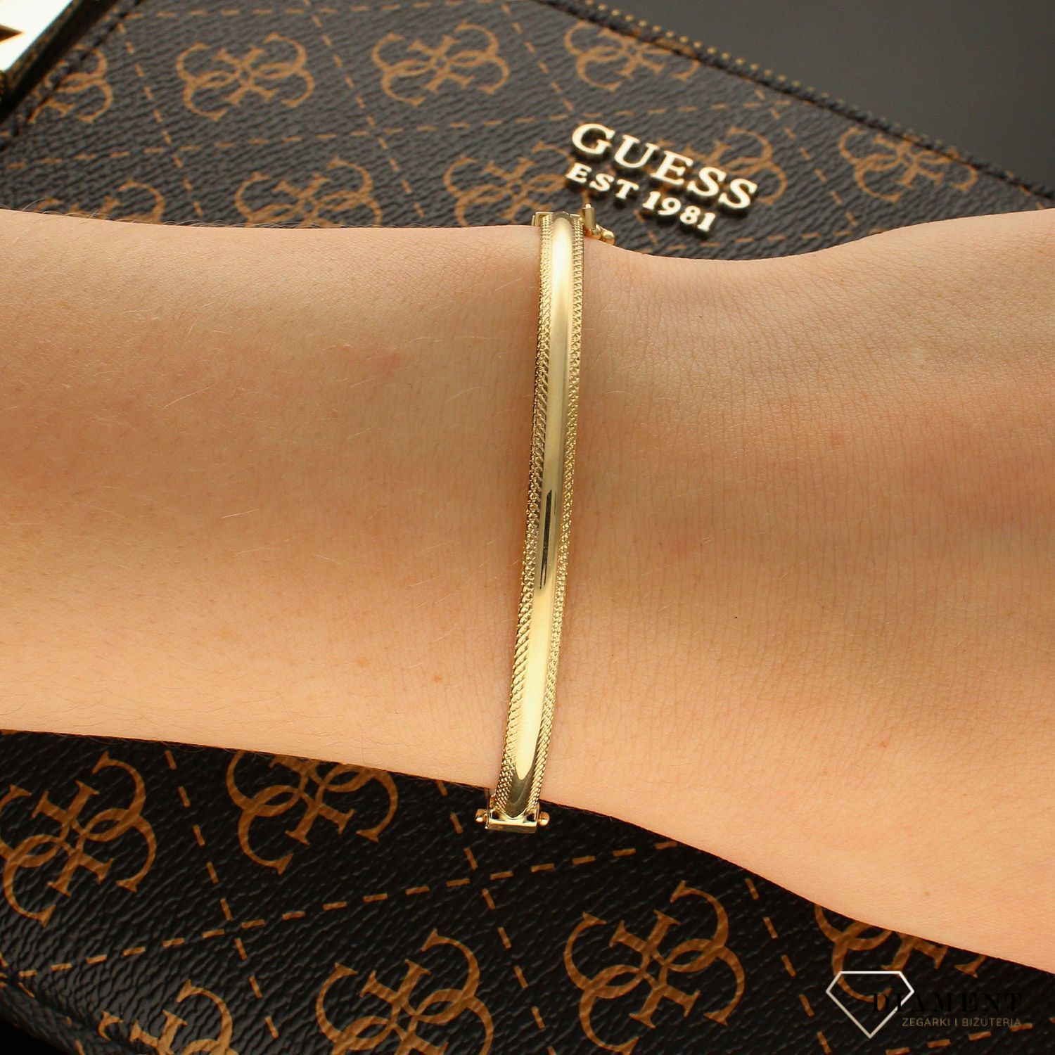 Bransoletka złota sztywna delikatnie zdobiona DIA-BRA-6211-585. Złota bransoletka damska. Bransoletka damska złota. Bransoletka złota sztywna. Bransoletka złota w kształcie koł (1).jpg