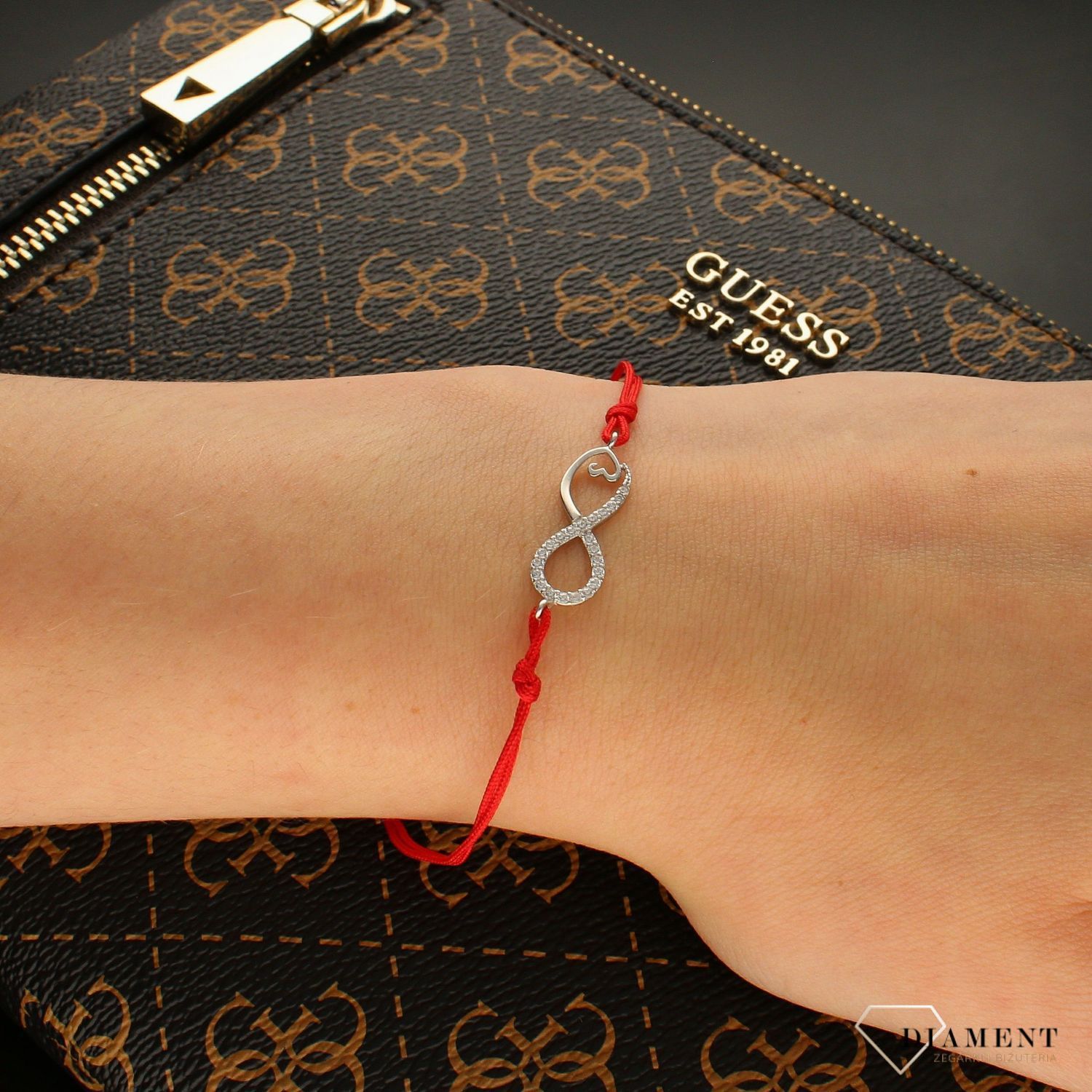 Srebrna bransoletka na czerwonym sznurku z zawieszką 'Znak Nieskończoności' DIA-BRA-6268-925. Bransoletka na sznurku. Bransoletka zaciągana. Bransoletka regulowana. Bransoletka dla dziewczynki.jpg