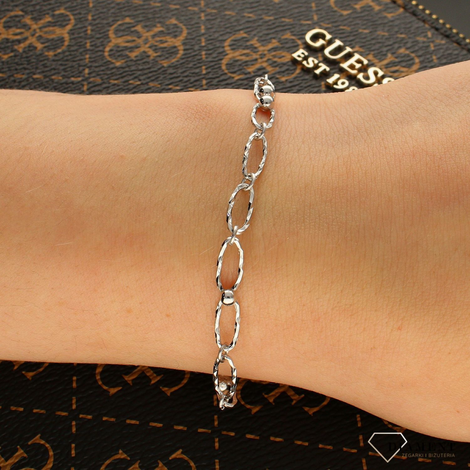 Srebrna bransoletka połyskujące spinacze DIA-BRA-6272-925. Srebrna bransoletka. Bransoletka z dużych oczek. Bransoletka srebrna połyskująca. Bransoletka srebrna spinacze. Bransoletka srebrna idealna na prez (1).jpg