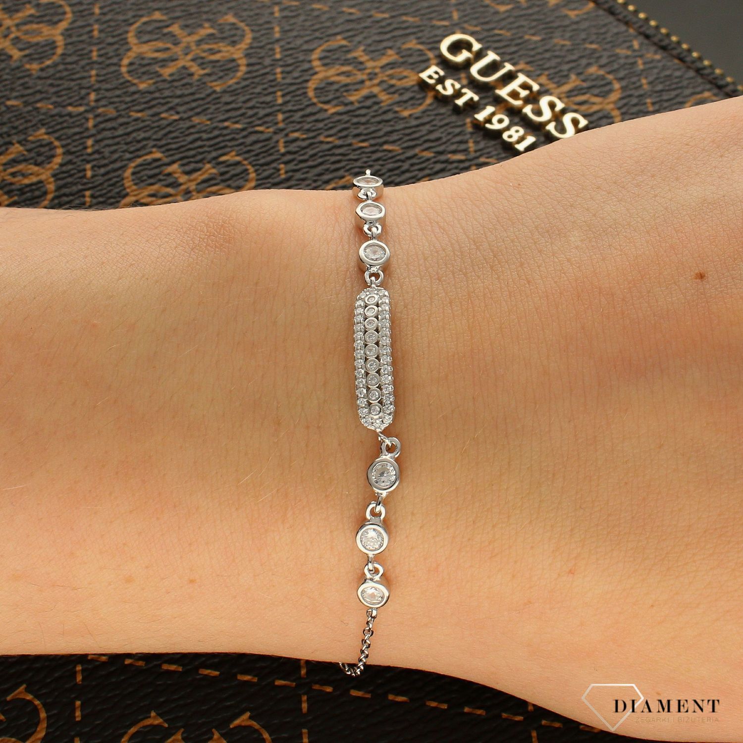 Srebrna bransoletka z elementami z cyrkonii DIA-BRA-6278-925. Srebrna bransoletka z cyrkoniami. Srebrna bransoletka z kryształkami. Srebrna bransoletka regulowana. Srebrna bransoletka na każdą okazję. Srebr (1).jpg