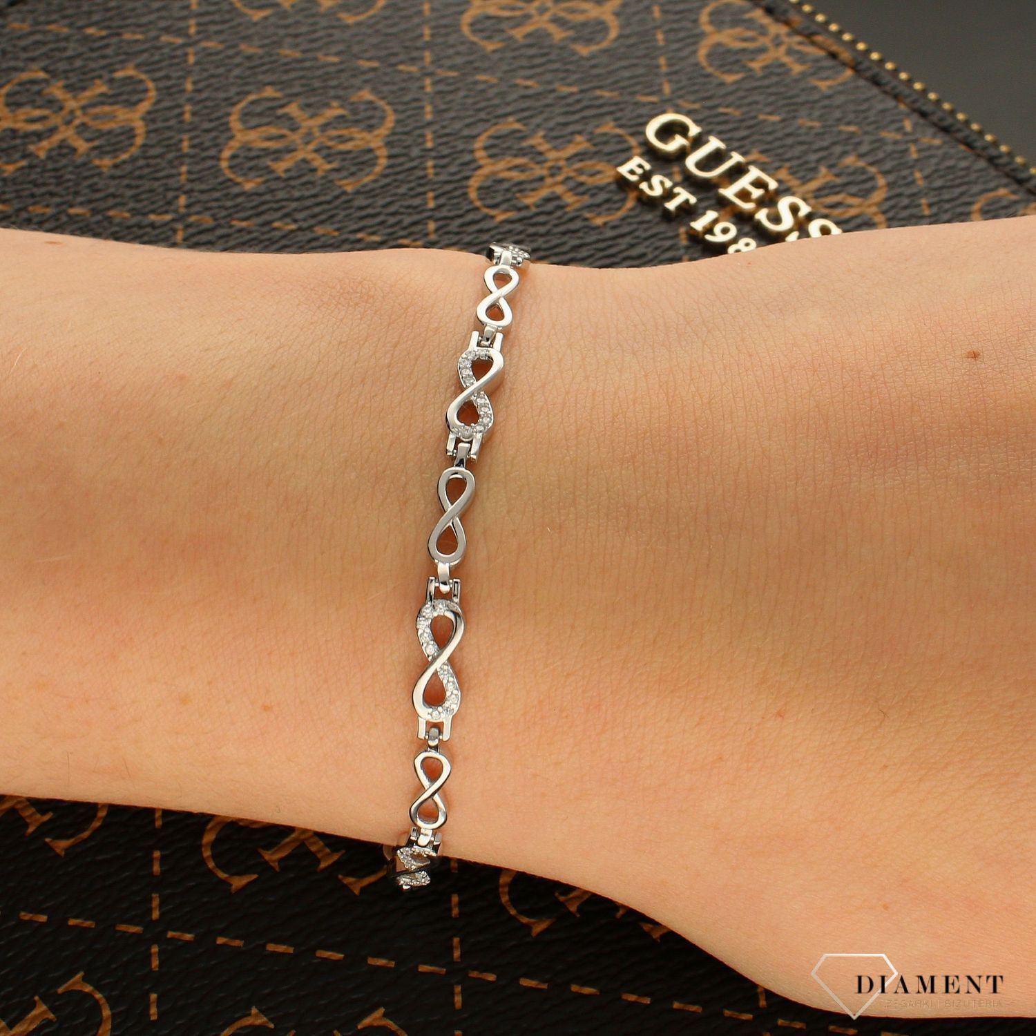 Srebrna bransoletka Nieskończoność z cyrkoniami DIA-BRA-6278-925. Srebrna bransoletka. Bransoletka z cyrkoniami. Bransoletka srebrna połyskująca. Bransoletka srebrna nieskończoność. Znak nieskończoności. Br (1).jpg