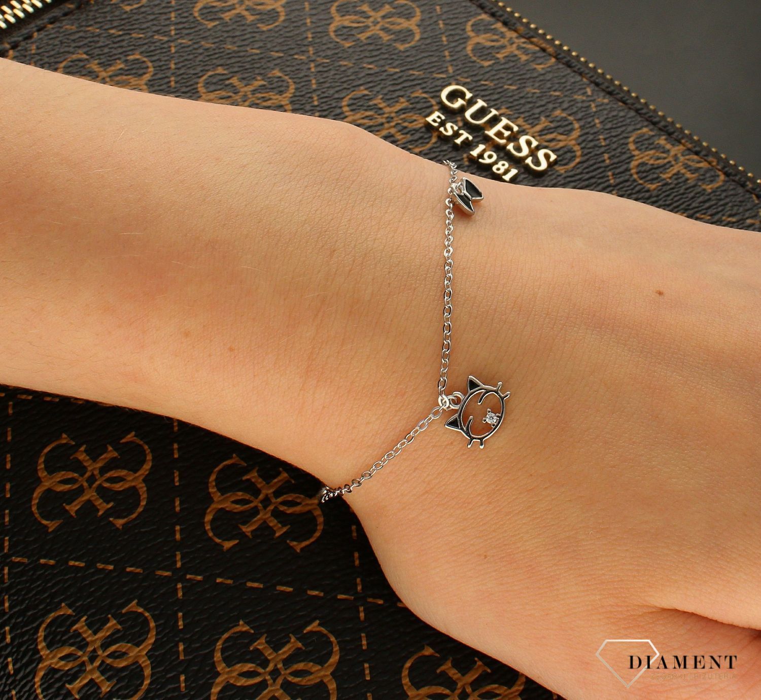 Srebrna bransoletka z czarnymi kokardkami i kotkiem DIA-BRA-6281-925. Bransoletka na łańcuszku. Bransoletka srebrna damska. Bransoletka z kokardką. Bransoletka z kotkiem. B.jpg