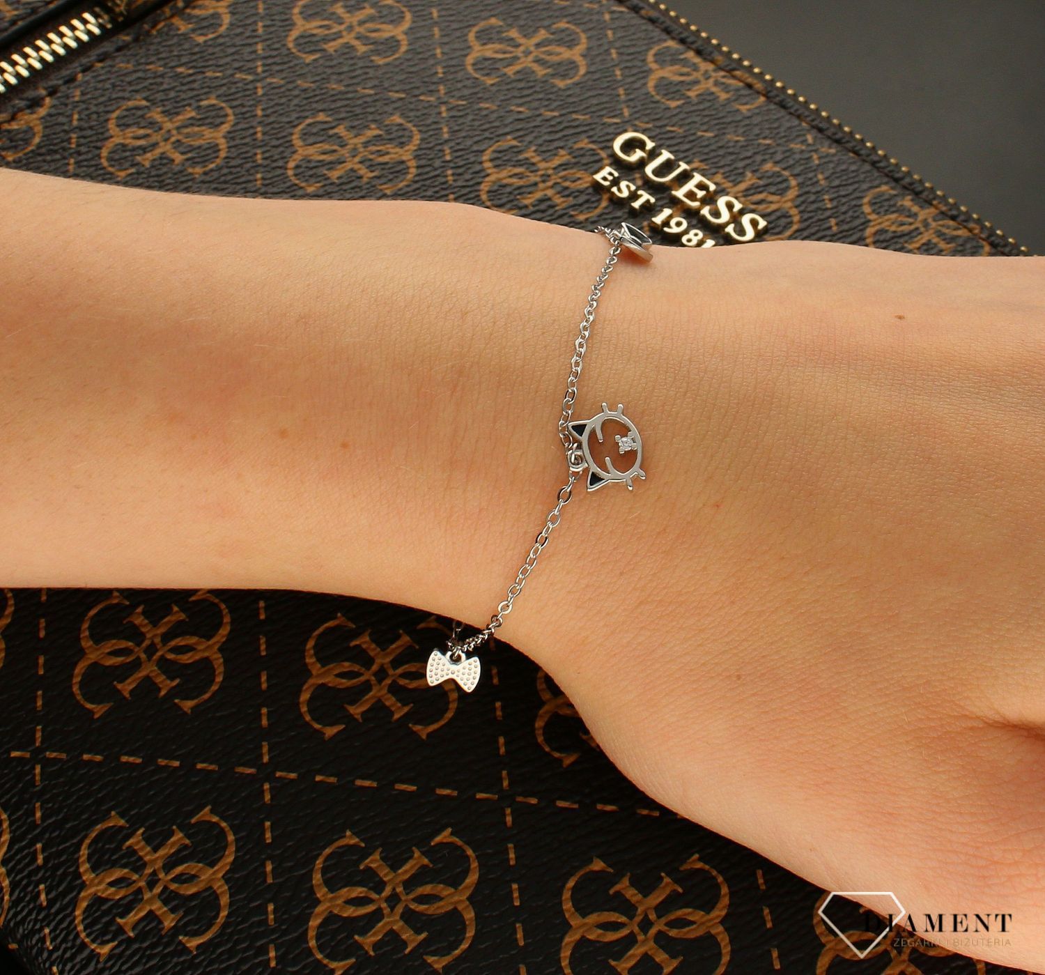 Srebrna bransoletka z czarnymi kokardkami i kotkiem DIA-BRA-6281-925. Bransoletka na łańcuszku. Bransoletka srebrna damska. Bransoletka z kokardką. Bransoletka z kotkiem. B.jpg