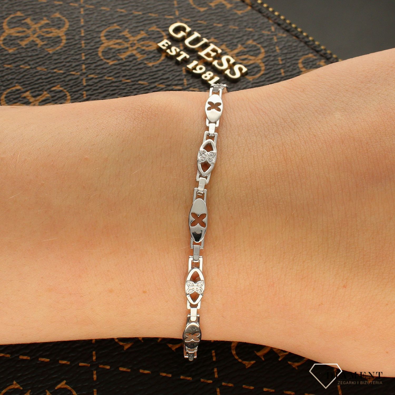 Srebrna bransoletka z owalnymi elementami i drobnymi cyrkoniami (1).jpg