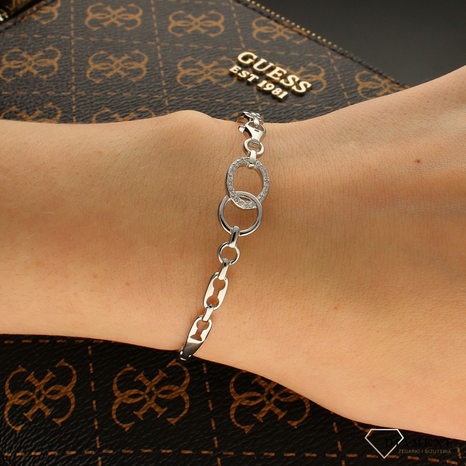 Srebrna bransoletka damska sztywna z cyrkoniami 925 DIA-BRA-6284-925. Srebrna bransoletka. Bransoletka sztywna. Bransoletka srebrna sztywna z cyrkoniami. Bransoletka sztywna kółeczka. Bransoletka srebrna idealna na.jpg