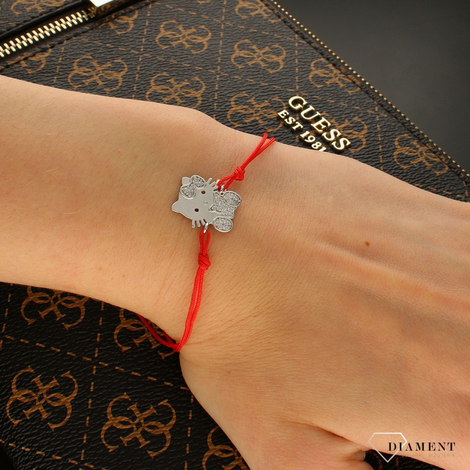 Srebrna bransoletka na czerwonym sznurku z zawieszką Hello Kitty DIA-BRA-6286-925. Bransoletka na sznurku. Bransoletka zaciągana. Bransoletka regulowana. Bransoletka dla dziewczynki. Brans.jpg