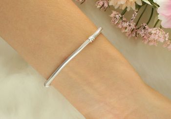 Srebrna bransoletka damska typu Pandora, wykonana z próby 925, idealna do charmsów. Długość 17 cm, waga 13,8 g. Klasyczna elegancja, idealna do stylizacji i na prezent.6D.jpg