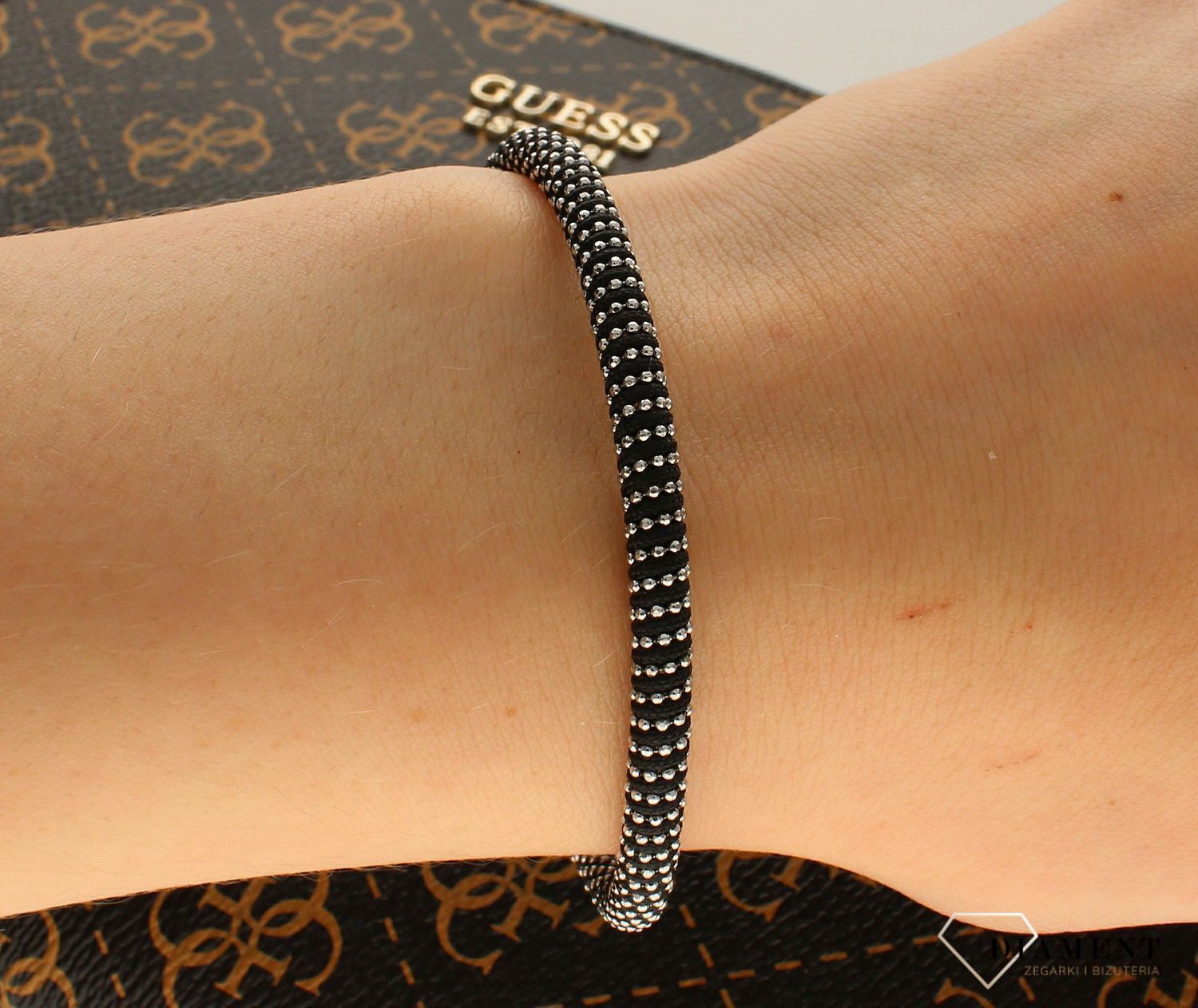 Bransoletka damska sztywna z cyrkoniami czarna DIA-BRA-6401-925. Bransoletka modowa. Bransoletka czarna. Bransoletka srebrna .Bransoletka damska sztywna. Bransoletka damska z cyrkoniami..jpg