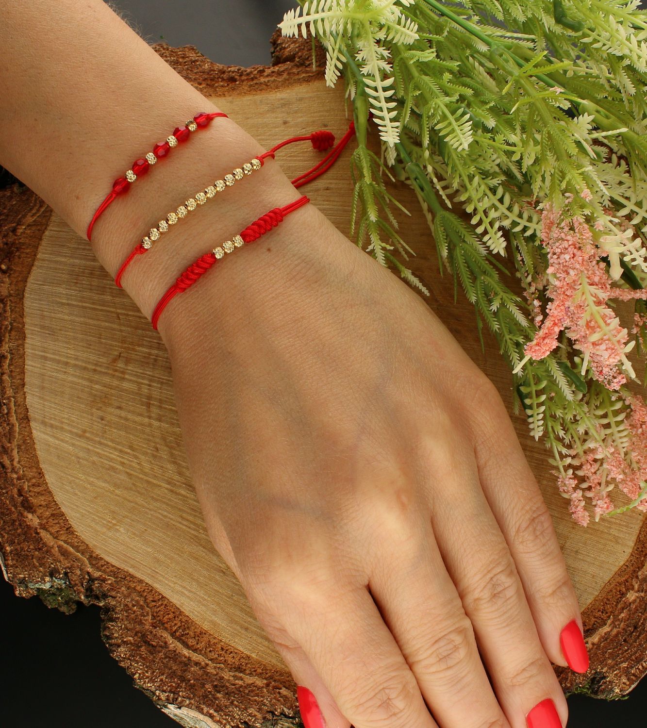 Bransoletka na sznureczku ze złotymi kuleczkami DIA-BRA-6432RED-585. Bransoletka ze złotymi k. Branso.jpg