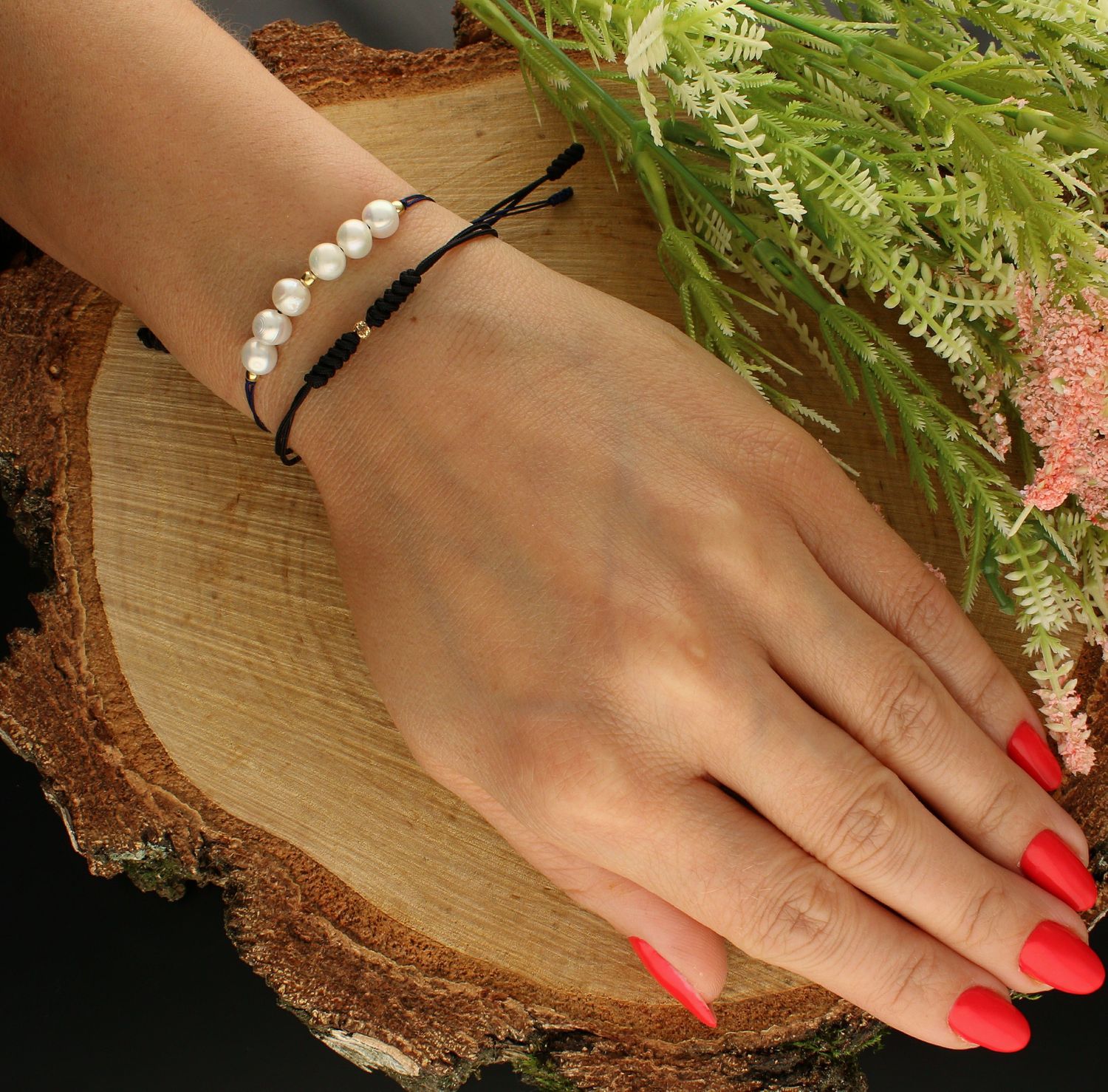 Bransoletka złota na sznureczku z perełkami DIA-BRA-6433BLACK-585. Bransoletka z perełkami. Bransoletka złota na sznurku. Bransoletka złota z kamieniem naturalnym. Bransoletka złota damska.jpg