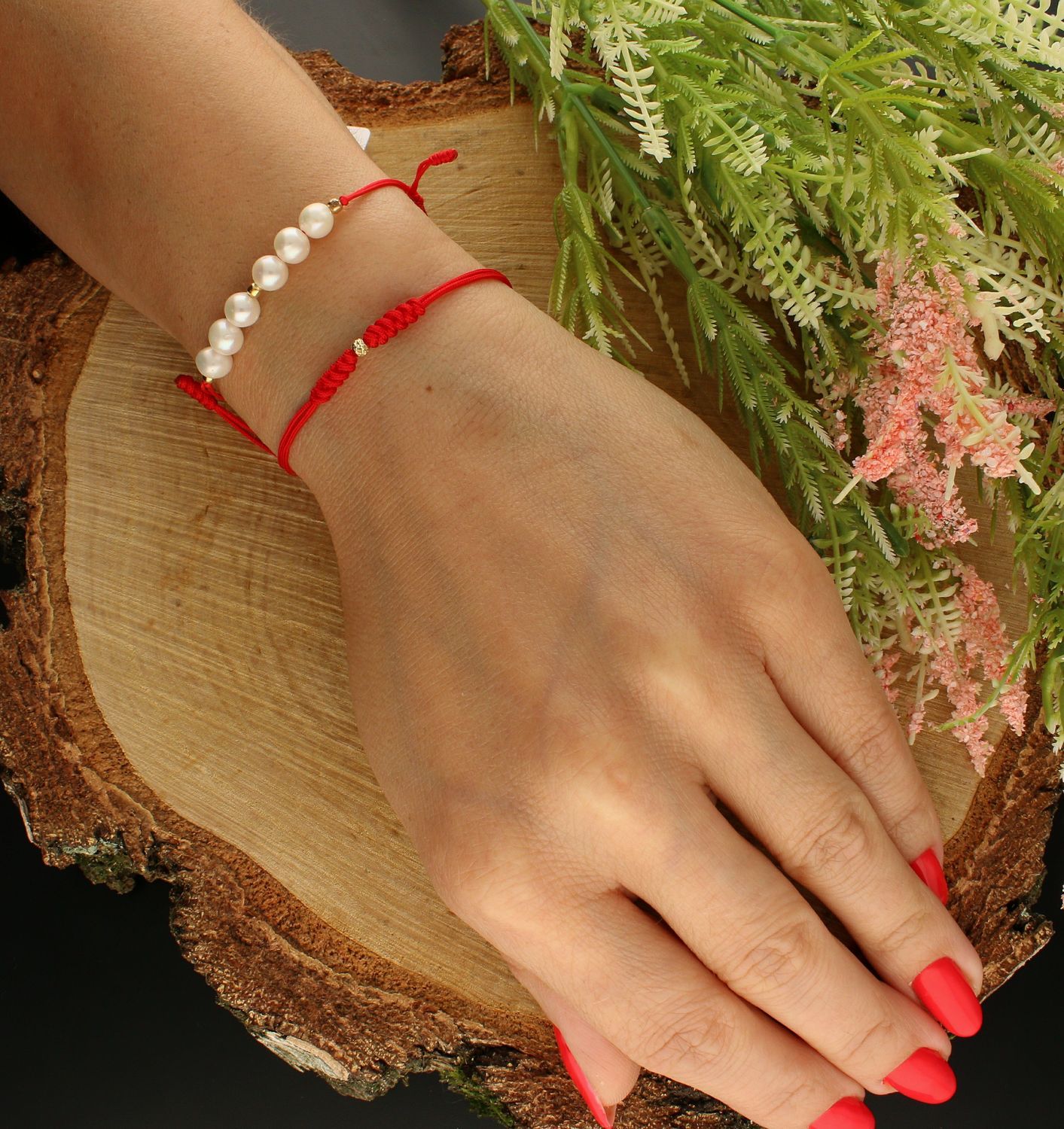 Bransoletka złota na sznureczku z perełkami DIA-BRA-6433RED-585. Bransoletka z perełkami. Bransoletka złota na sznurku. Bransoletka złota z kamie.jpg