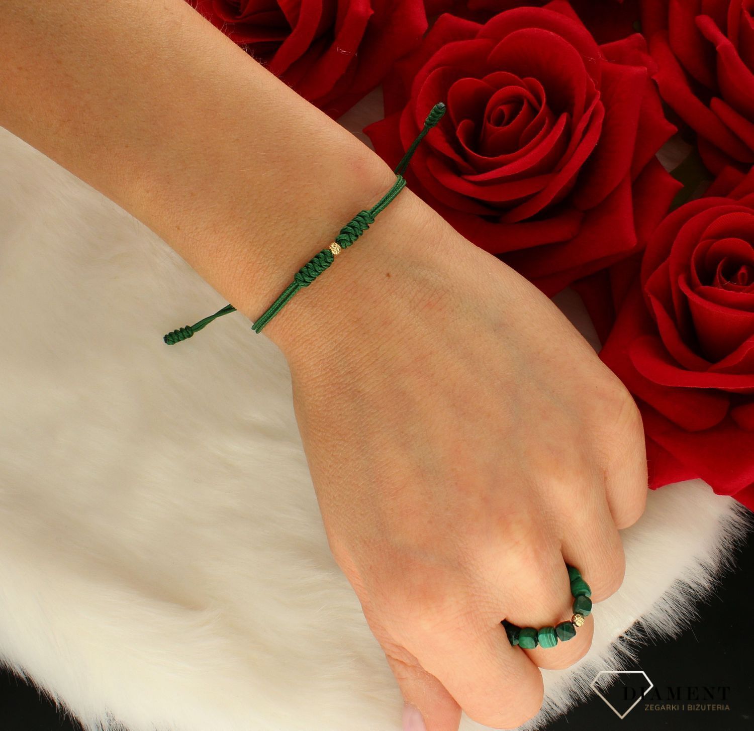 Złota bransoletka na sznureczku Złota kuleczka 585  DIA-BRA-6443GREEN-585.  Sznurek w zielonym kolorze doskonale podkreśla barwę złotej kulki. Zawieszka wykonana z najwyższej jakości kruszcu próby 585.  Bransoletka złota spr.jpg