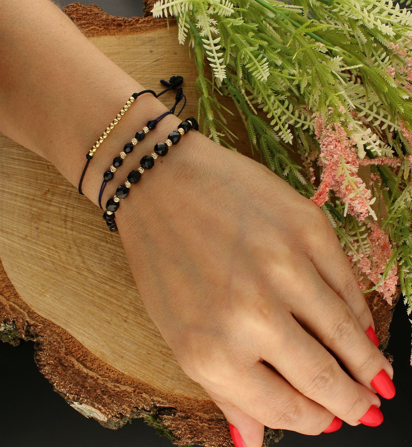 Bransoletka na sznureczku ze złotymi kuleczkami DIA-BRA-6453-585. Bransoletka ze złotem. Bransoletka granatowa na sznurku. Brans.jpg