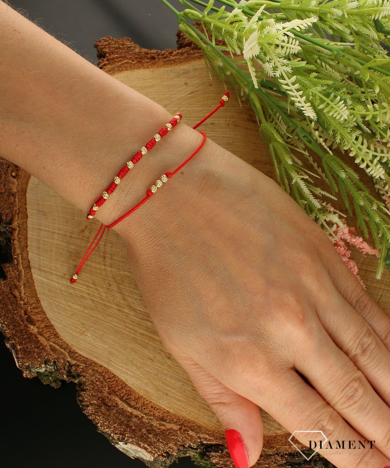 Bransoletka na czerwonym sznureczku z kulkami złota DIA-BRA-6458RED-585. Bransoletka ze złotem. Bransoletka złota na sznurku. Bransoletka na czerwonym sznureczku. Bransoletka na lato. Bransoletka złota damska idealna.jpg