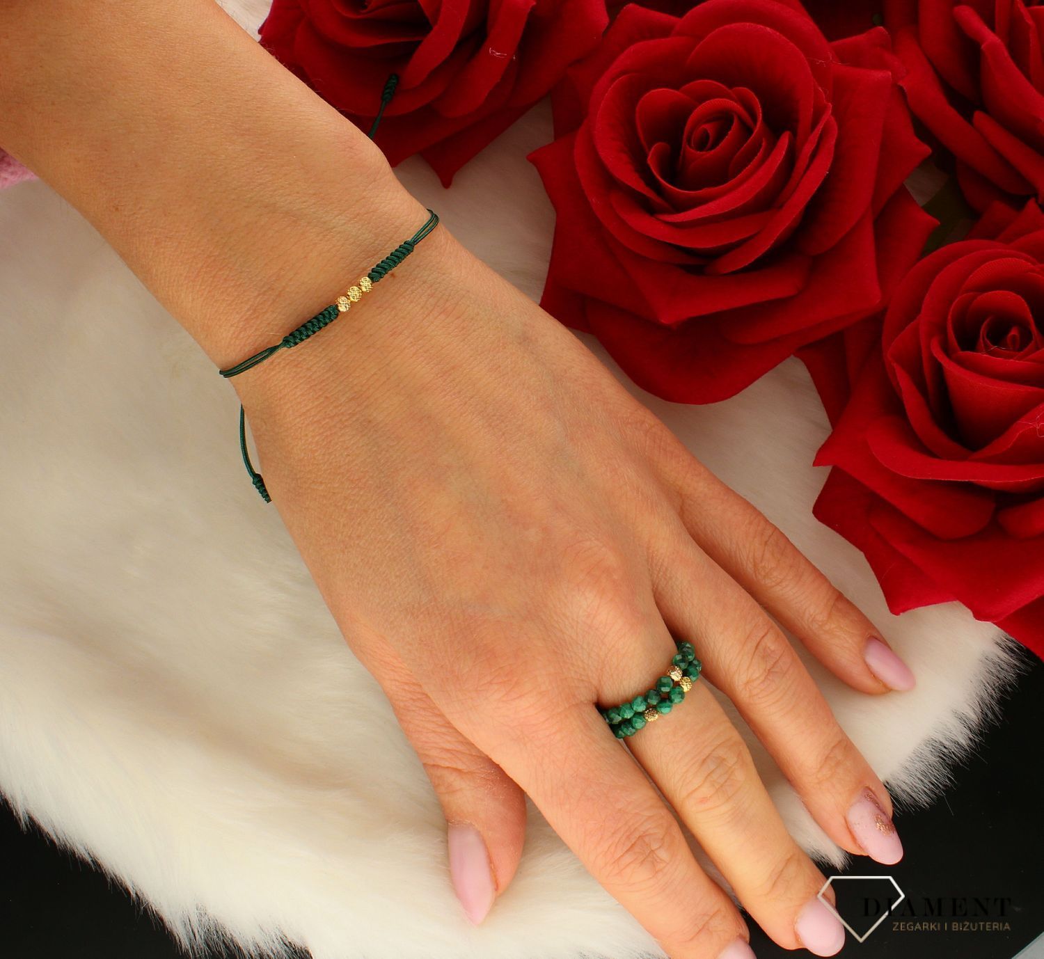 Złota bransoletka na sznureczku Złote kuleczki 585 DIA-BRA-6466GREEN-585. Przepiękna złota bransoletka na sznureczku. Sznurek w zielonym kolorze doskonale podkreśla barwę złotych kulek. Zawieszka wykonana z najwyższej jakośc.jpg