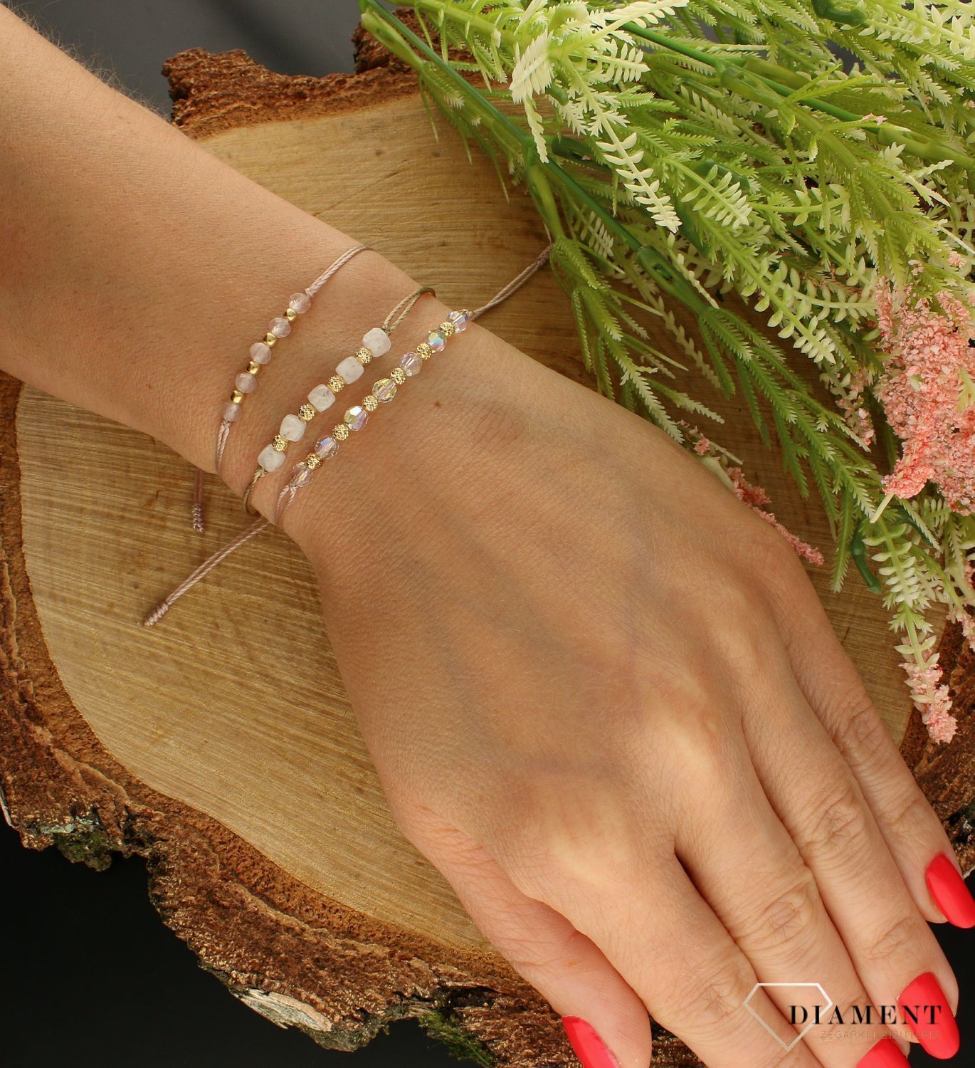 Bransoletka ze złotem na sznureczku połyskujące koraliki DIA-BRA-6481-585. Bransoletka ze złotem. Bransoletka złota na sznurku. Bransoletka złota z jasnymi koralikami. Bransoletka z cyrkoniami. Bransoletka złota damska idealna.jpg