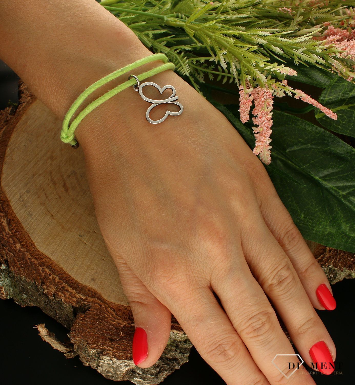 Bransoletka na sznurku zielona z motylkiem DIA-BRA-6500-INNE. Nowoczesna bransoletka na sznurku zielonym By dziubeka wykonana ze sznurka w modnym i pasującym kolorze, zdobiona zawieszką w kształcie motylk (2).jpg