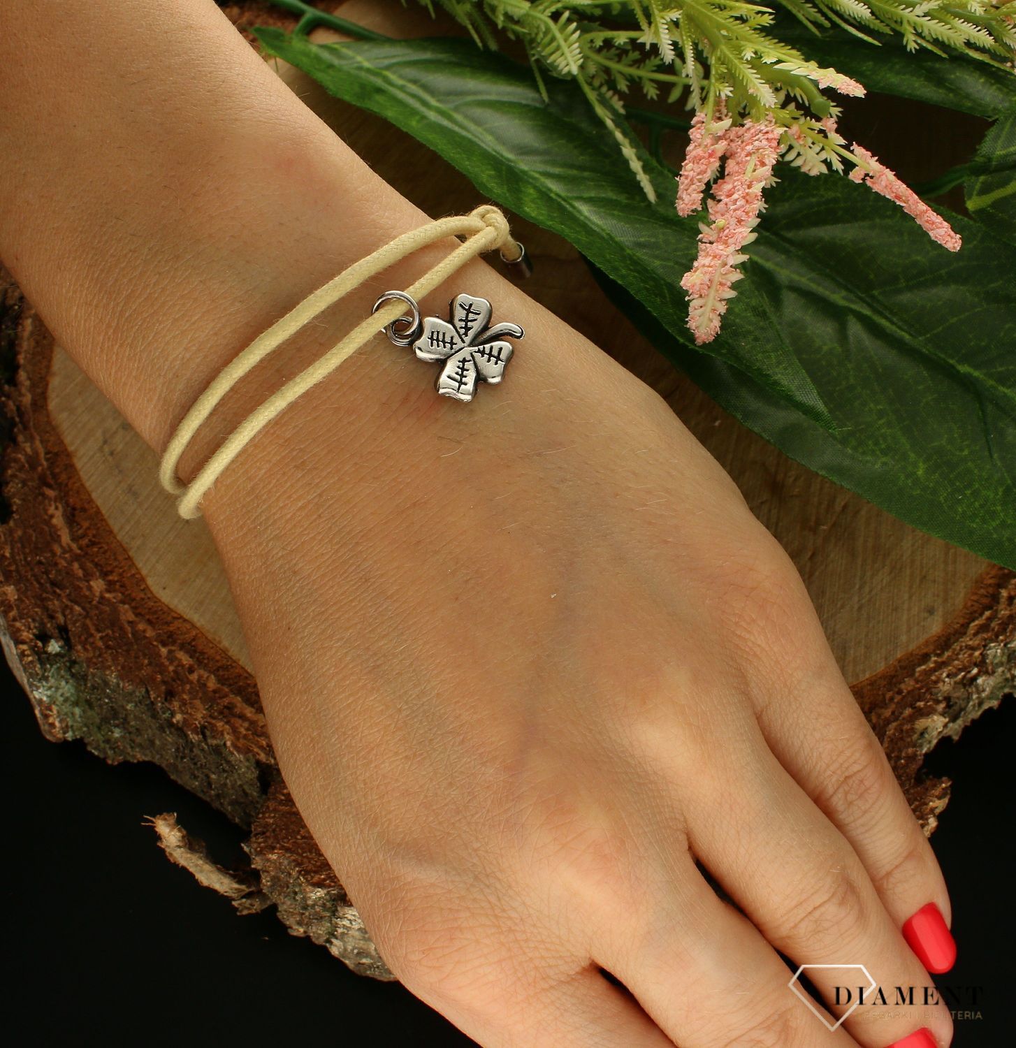 Bransoletka damska na zielonym sznurku z koniczynką DIA-BRA-6505-INNE.Nowoczesna bransoletka na sznurku zielonym By dziubeka wykonana ze sznurka w modnym i pasującym kolorze, zdobiona zawieszką w kształcie koniczynki (1).jpg