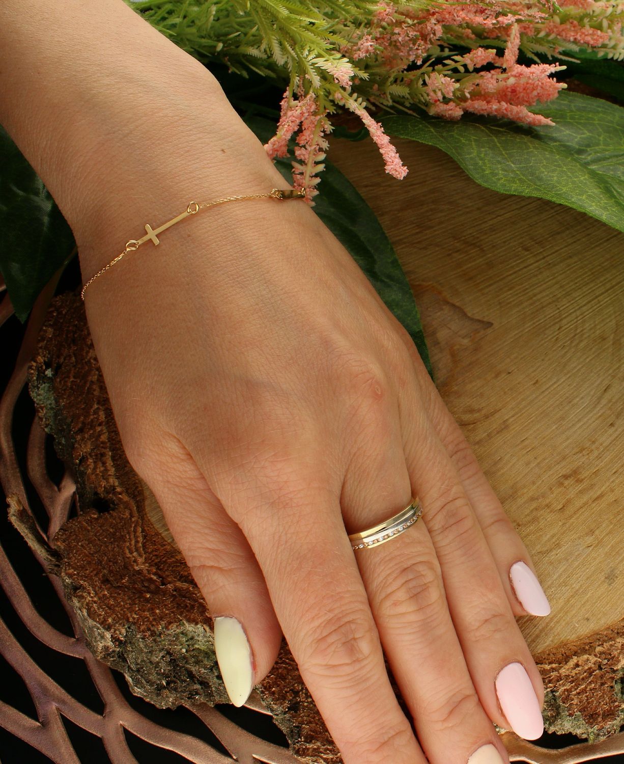 Bransoletka złota 585 celebrytka z krzyżykiem DIA-BRA-6535-585. Bransoletka damska złota. Bransoletka klasyczna złota. Bransoletka złota celebrytka. Złota bransoletka z krzyżykiem. Złota bransoletka na każdą okazję. Złota bran (1).jpg