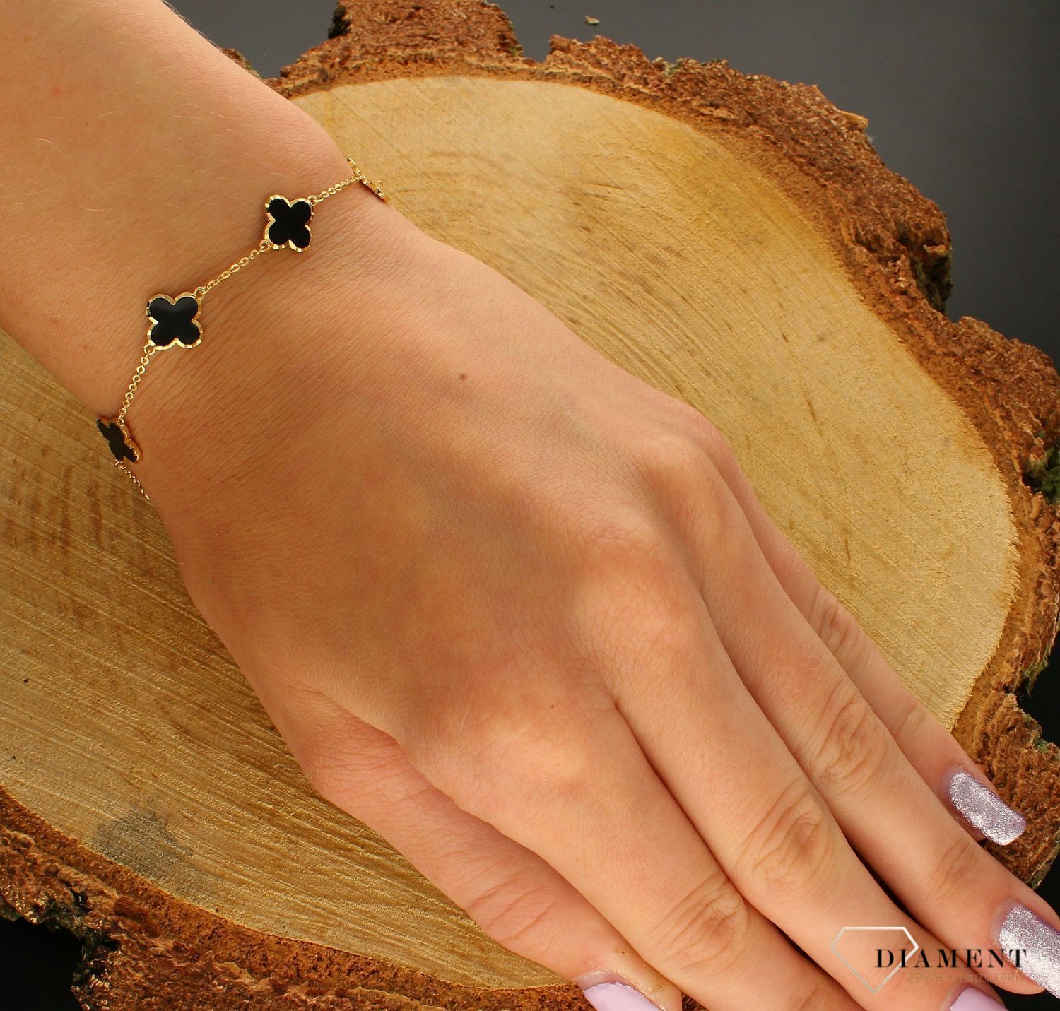 Pozłacana bransoletka 'Czarne koniczynki' 925 DIA-BRA-6561-925. Bransoletka to doskonały pomysł na prezent. Czarne koniczynki zestaw biżuterii. Elegancka, pozłacana bransoletka z zawieszkami w formie czarnych koniczynek (2).jpg